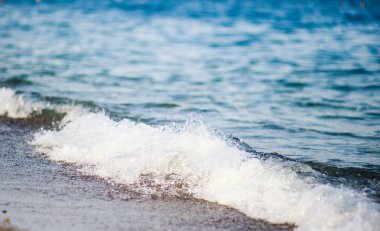 Tropik plajdan deniz manzarası. Sakin su yüzeyinin sakin deniz uyumu.