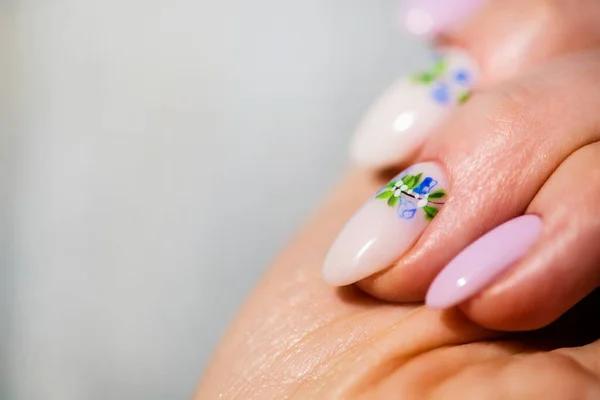 Diseño Uñas Manos Con Brillante Lila Manicura Blanca Con Flores — Foto de Stock