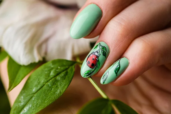 Nagelontwerp Handen Met Helder Groen Manicure Met Bloemen Close Van — Stockfoto