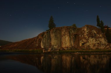 Kayalık kıyıları ile Nehri üzerinde sessiz gece