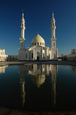    Yansıması beyaz Camii