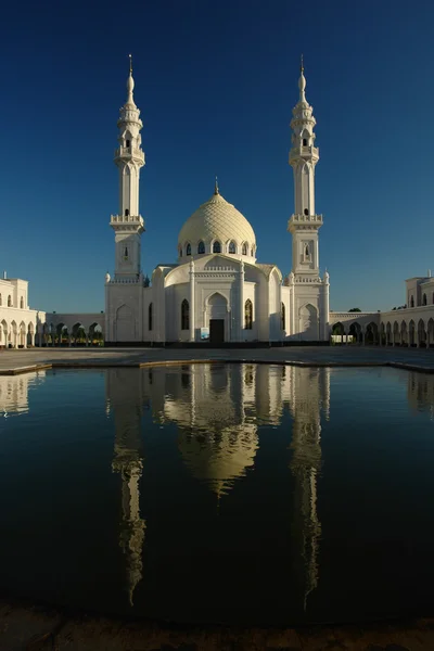    Yansıması beyaz Camii