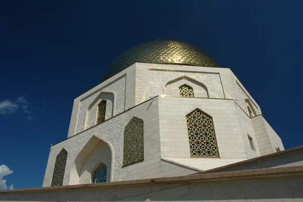 Temple sur un fond bleu ciel — Photo