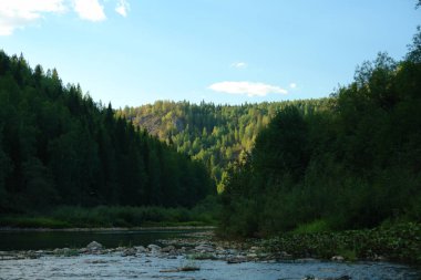 Nehir dağ arasında akan bir kayalık alt ile