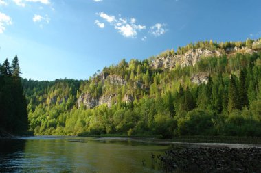 Ormanlık dağ akşam ışıkla aydınlatılmış