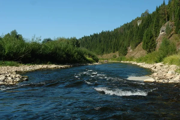 Kayalık kıyıları ile hızlı su Nehri