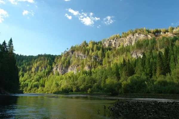 The wooded mountain is illuminated by the evening light — Stock Photo, Image