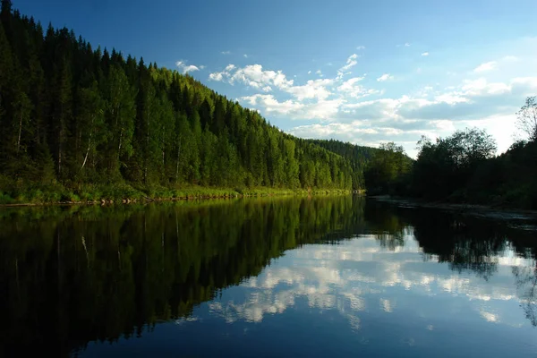 Ormanlık dağlar Nehri'nin sakin suda yansıması