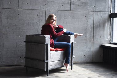 Güzel sarışın bir sandalyede poz