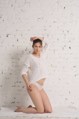 Güzel kız beyaz iç çamaşırlarıyla poz