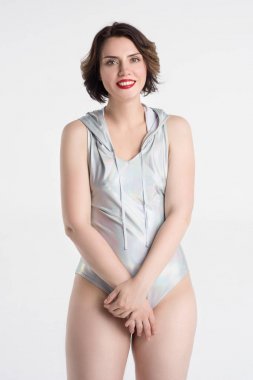 Gümüş gövde içinde poz güzel kız