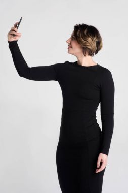 Güzel kız selfie yapar