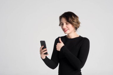  Telefonda konuşan güzel kız.