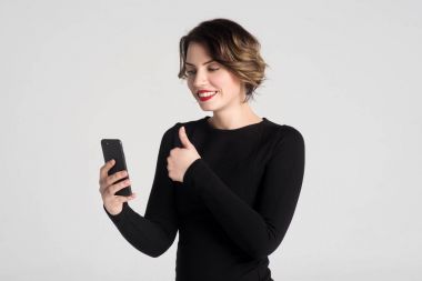  Telefonda konuşan güzel kız.