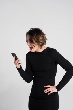  Telefonda konuşan güzel kız.