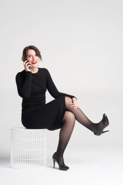  Telefonda konuşan güzel kız.