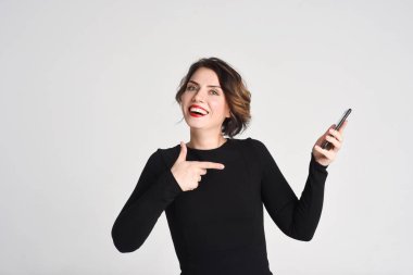  Telefonda konuşan güzel kız.