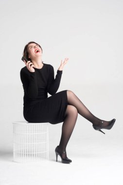  Telefonda konuşan güzel kız.