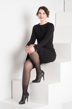  Belgili tanımlık merdiven üstünde poz güzel kız