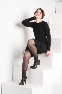  Belgili tanımlık merdiven üstünde poz güzel kız