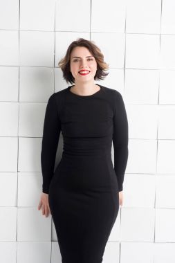 Beyaz arka planda poz veren güzel kız