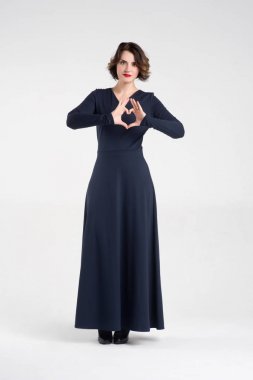 Güzel kız mavi elbiseyle poz