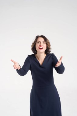 Güzel kız mavi elbiseyle poz