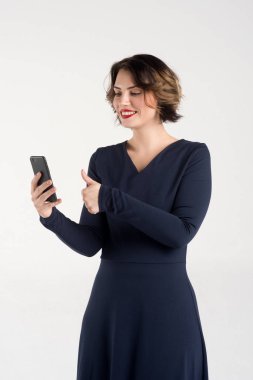  Güzel kız telefonda çağrı mavi bir elbise poz