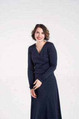 Güzel kız mavi elbiseyle poz