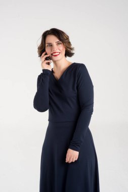  Güzel kız telefonda çağrı mavi bir elbise poz