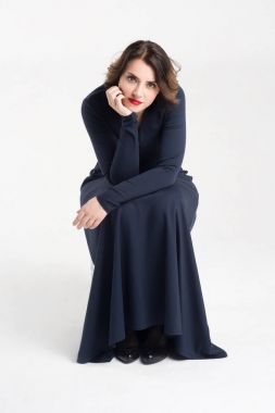 Güzel kız mavi elbiseyle poz