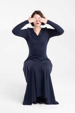 Güzel kız mavi elbiseyle poz