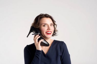  Güzel bir kız bir çift ayakkabı tutuyor