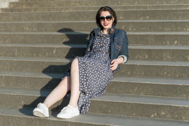 Güzel kız merdivende oturup poz