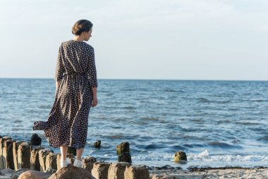 Denize yakın poz elbiseli güzel kız