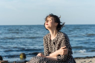 Denize yakın poz elbiseli güzel kız