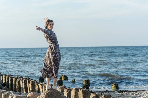 Belle fille dans une robe posant près de la mer — Photo