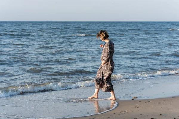 Schöne Mädchen in einem Kleid posiert in der Nähe des Meeres — Stockfoto