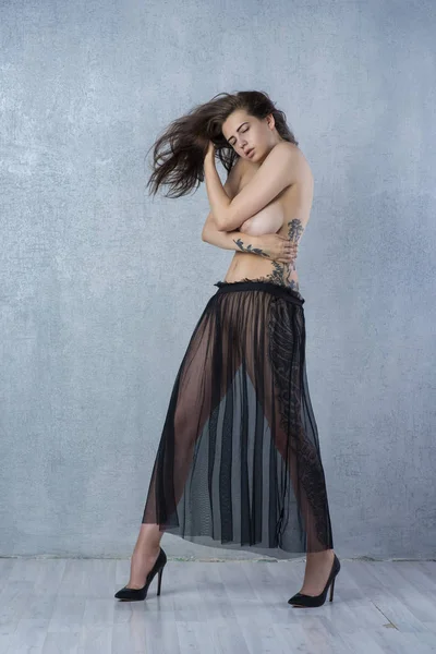 Güzel kız siyah etek çıplak poz