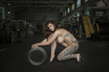 Güzel kız yaşlı Fabrikası'nda çıplak poz