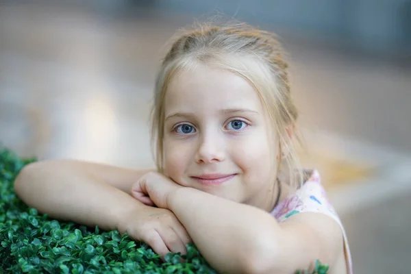 Retrato de una hermosa niña de 6 años — Foto de Stock