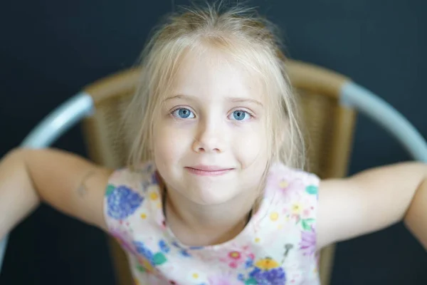 아름 다운 여자 6 세의 초상화 — 스톡 사진
