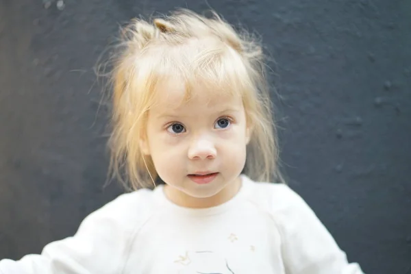 Portret van een mooi meisje van 2 jaar oud — Stockfoto