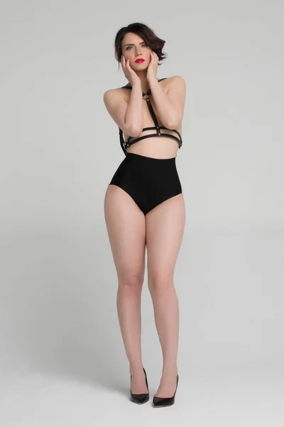 Krásná dívka pózuje nahá v černé kraťasy — Stock fotografie