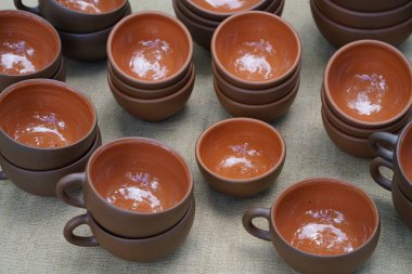 Seramik bardaklar masanın üstünde.