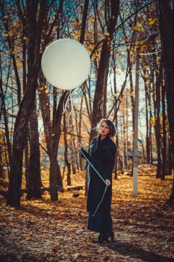 sonbahar parkta bir balon ile güzel kız