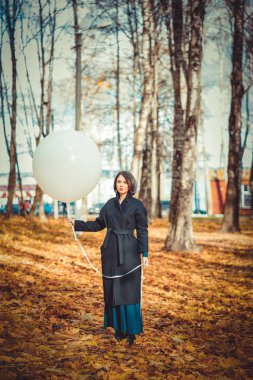  sonbahar parkta bir balon ile güzel kız