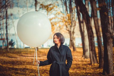 bir balon ile bir parkta sonbaharın güzel kız