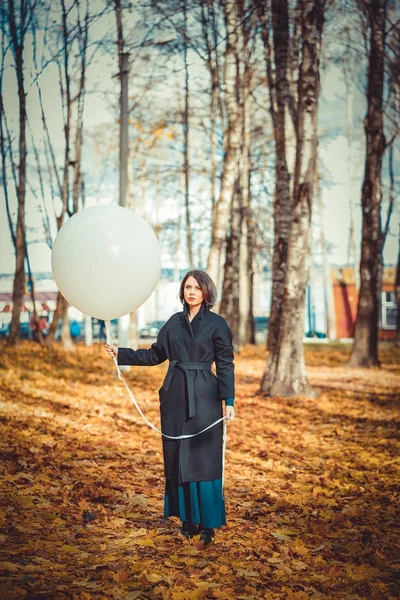 Belle fille avec un ballon dans le parc d'automne — Photo