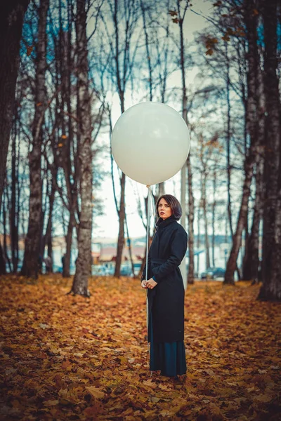 Belle fille dans le parc avec un ballon automne — Photo